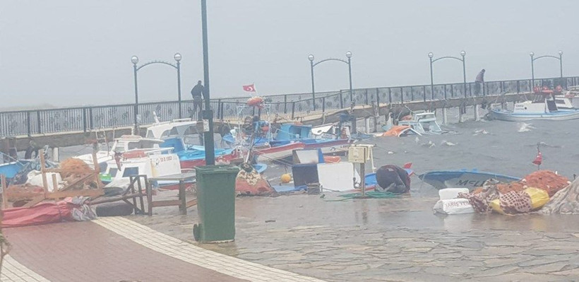 Balıkesir Ayvalık'ta şiddetli fırtına: 20 tekne battı 1 evin çatısı uçtu - Resim: 3