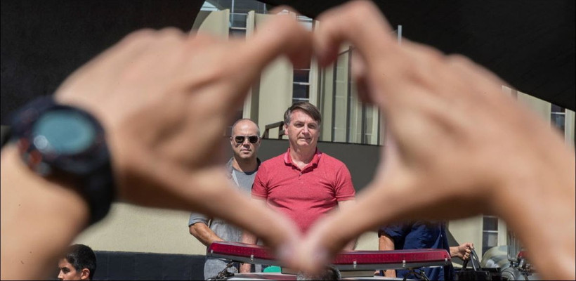 Koronavirüs önlemlerine karşı Cumhurbaşkanı sokağa çıkıp eyleme katıldı! Öksürüğe boğuldu - Resim: 4