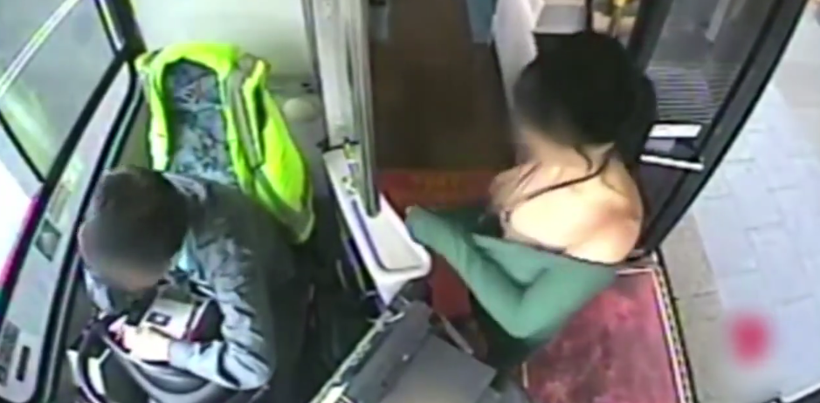 Halk otobüsünde şoke eden anlar! Çırılçıplak soyunan akdın... - Resim: 4