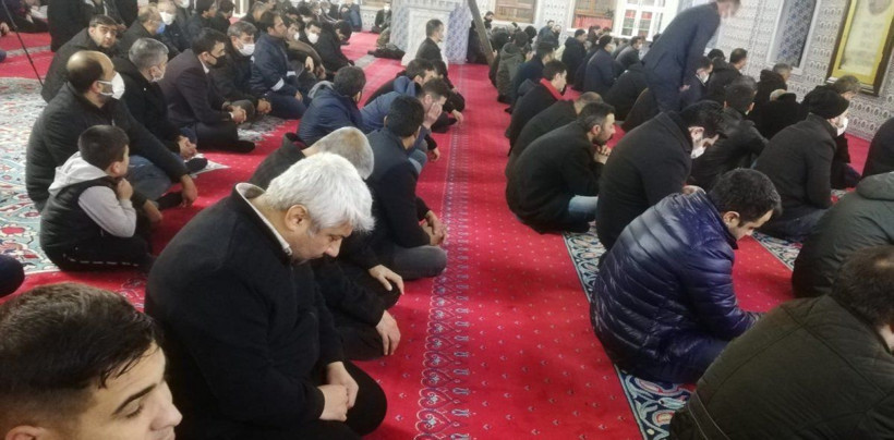 Üç ayların müjdeleyicisi kabul edilen Regaip Kandili'nde camiler dolup taştı - Resim: 1