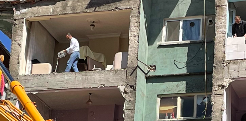 Bina yıkıldı müteahhidin skandalı ortaya çıktı duvarları yok açıkta kaldılar - Resim: 1