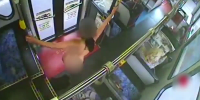 Halk otobüsünde şoke eden anlar! Çırılçıplak soyunan akdın... - Resim: 3