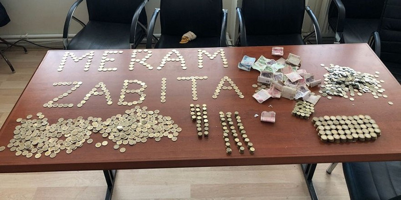 Gezgin dilencinin her yerinden para fışkırdı - Resim: 1