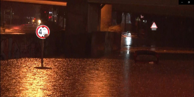 İzmir sağanak yağışa teslim oldu - Resim: 3