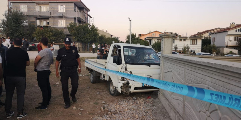 Bursa'da kamyonet sokakta oynayan çocukların arasına daldı 1 ölü 1 yaralı - Resim: 1