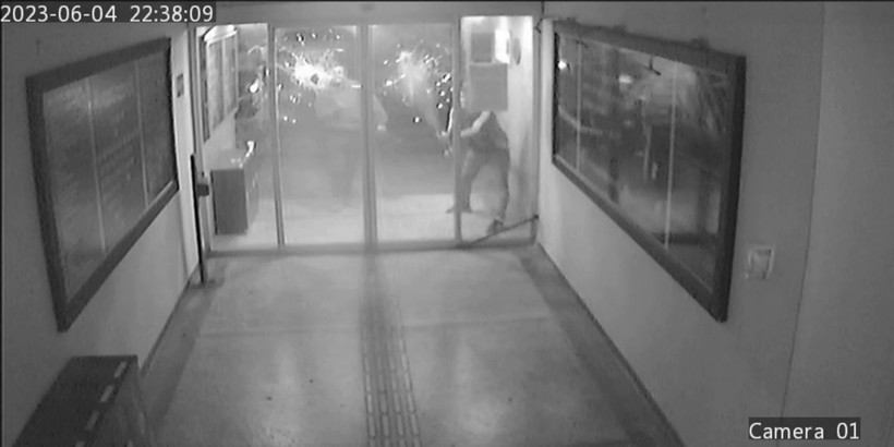 Levyelerle belediyenin kapılarını kırdılar, makama saldırdılar! - Resim: 1