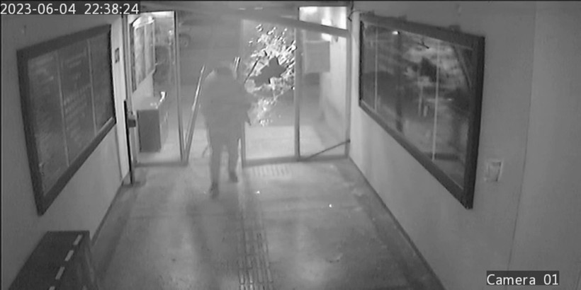 Levyelerle belediyenin kapılarını kırdılar, makama saldırdılar! - Resim: 2