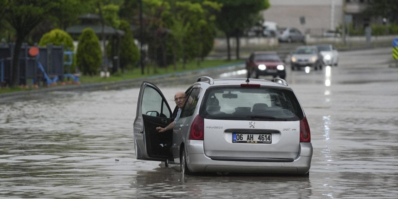 Ankara'da sağanak nedeniyle çok sayıda araç suda kaldı - Resim: 2