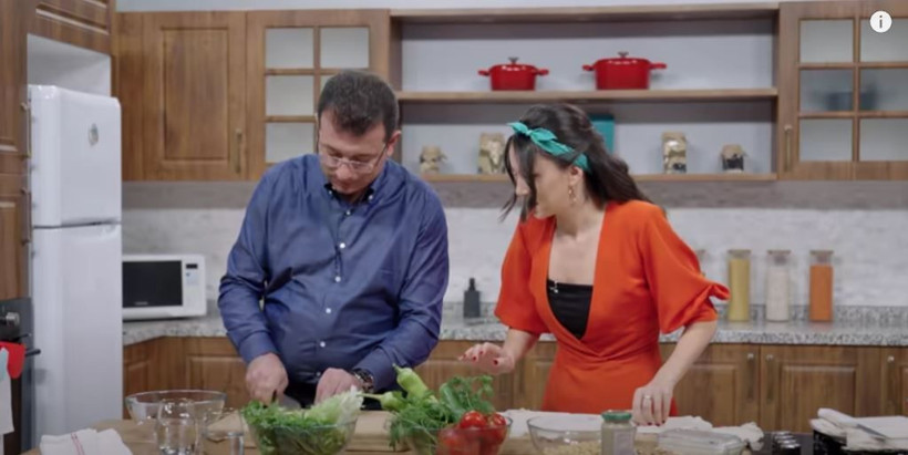 İBB Başkanı Ekrem İmamoğlu'nun eski işi bakın neymiş? Şarkıcı Karsu ile yemek videosu - Resim: 1