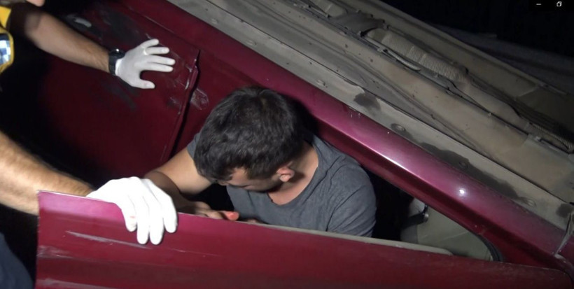 50 metre takla atarak sürüklendi! Aracın içinde son ses müzik dinleyip sigara içti - Resim: 4