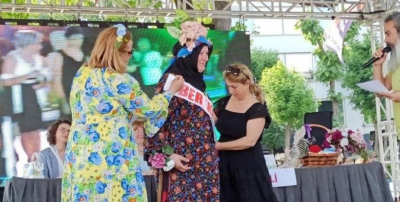 53 yaşında güzellik ödülü aldı, tacı başına taktı - Resim: 4