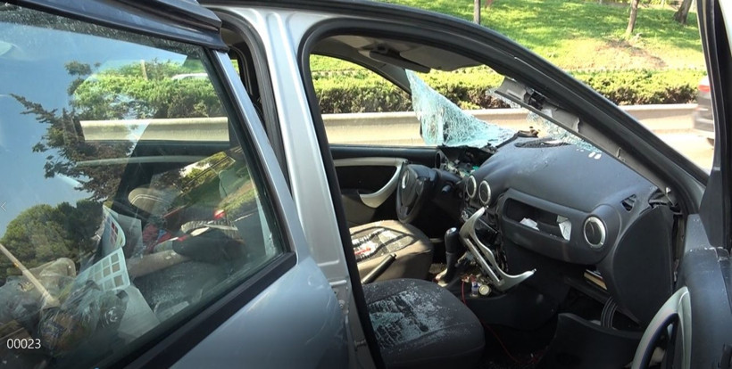 Bursa'da inanılmaz olay! Köprüden atladı seyir halindeki otomobilin camından içeri girdi 1'i ağır 3 kişi yaralı - Resim: 4