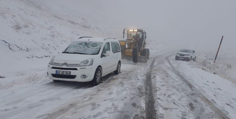 Tunceli'de mevsimin ilk karı düştü! Sürücüler yolda mahsur kaldı - Resim: 4