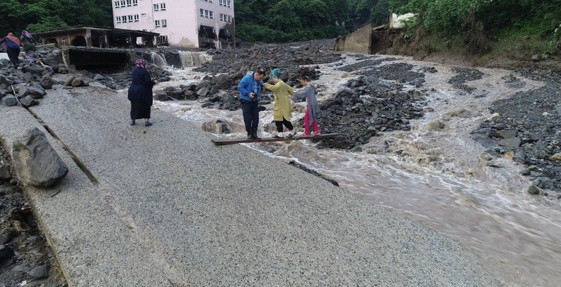 Trabzon'daki sel felaketinde acı haberler peş peşe geldi! 3 kişi öldü 7 kişi kayboldu - Resim: 3
