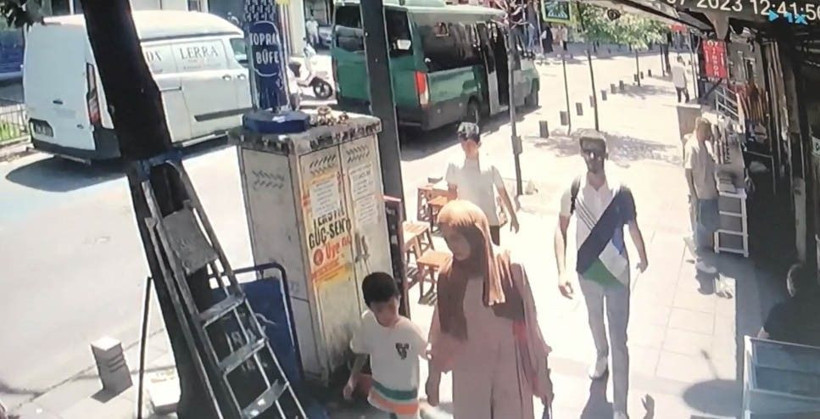 İstanbul’da akıl almaz olay: Binadan başlarına taş yağdı! Dehşet anları kamerada kimse ne yapacağını bilemedi... - Resim: 1