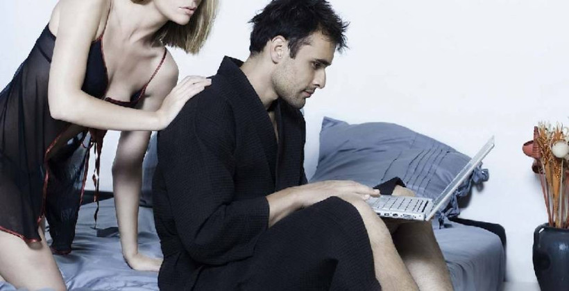 İşten eve dönünce şok oldu! Karısını yarı çıplak aldatırken bastı - Resim: 4