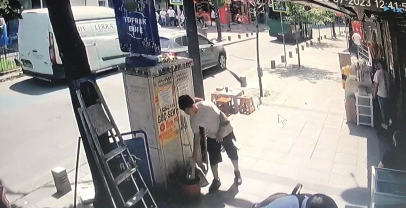 İstanbul’da akıl almaz olay: Binadan başlarına taş yağdı! Dehşet anları kamerada kimse ne yapacağını bilemedi... - Resim: 3