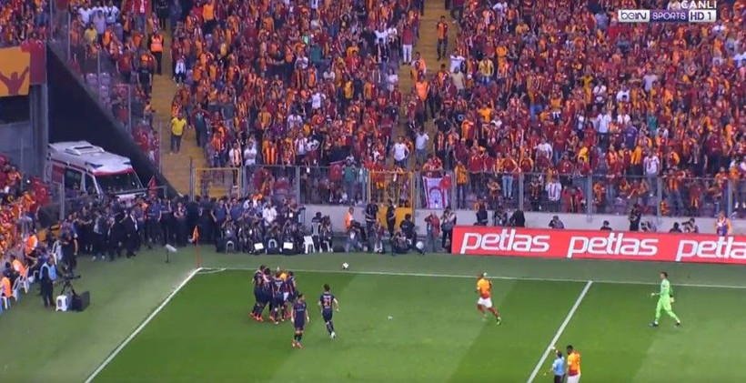 Galatasaray Başakşehir maçında saha karıştı - Resim: 1
