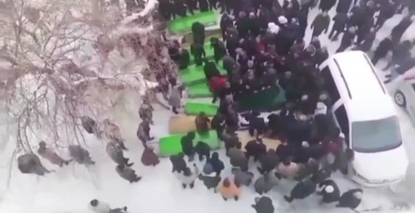 Günün kahreden fotoğrafları! Depremde hayatını kaybedenlere veda - Resim: 3