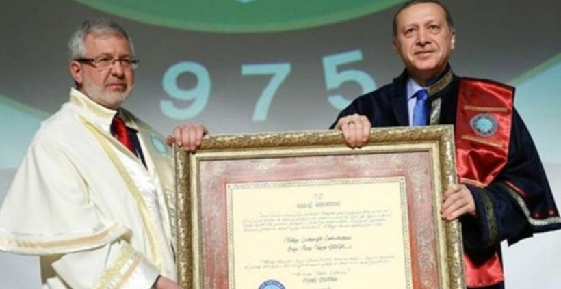 9 yıllık sır aydınlandı! Cumhurbaşkanı Erdoğan'ın üniversiteden mezuniyet belgeleri paylaşıldı - Resim: 1
