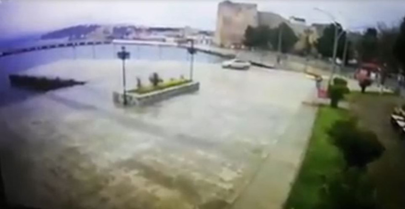 Sinop'ta aracını denize sürerek intihara kalkıştı  o anlar kamerada - Resim: 1