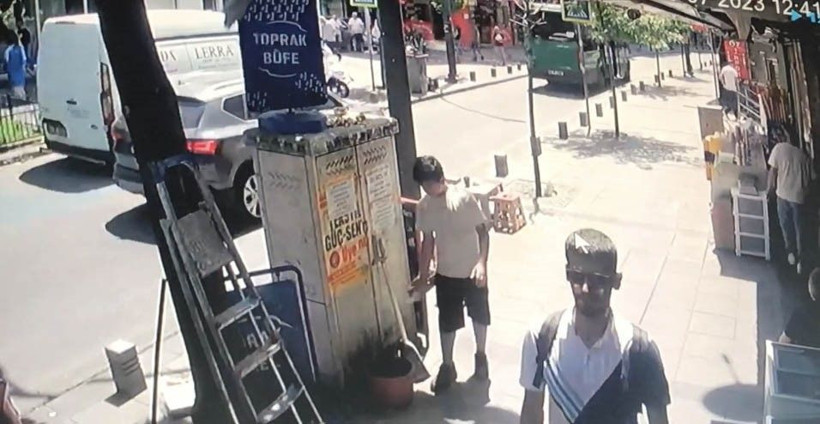 İstanbul’da akıl almaz olay: Binadan başlarına taş yağdı! Dehşet anları kamerada kimse ne yapacağını bilemedi... - Resim: 2