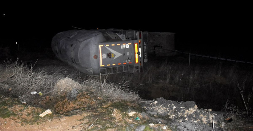 Kırşehir'de otomobille TIR çarpıştı: 3 ölü, 3 yaralı - Resim: 1