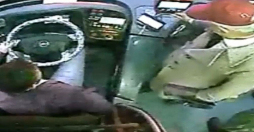 Ankara'da bir kişi kartına el koyan halk otobüsü şoförünün cep telefonunu aldı - Resim: 1