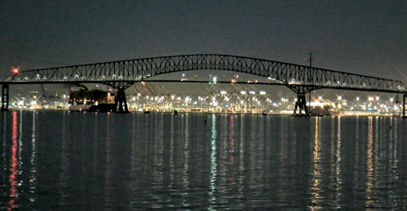 ABD'de facia! Kargo gemisi köprüyü yıktı, araçlar suya düştü - Resim: 3