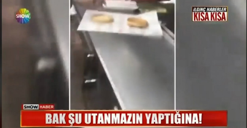 Restoranda skandal! Yerdeki suyu ekmekle sildi sonra müşteriye... - Resim: 3