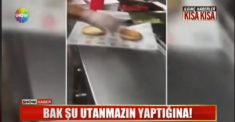 Restoranda skandal! Yerdeki suyu ekmekle sildi sonra müşteriye... - Resim: 4