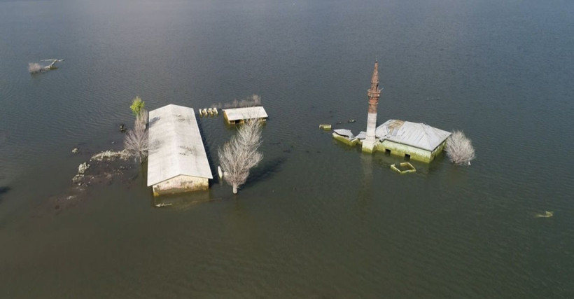 Kars’ta baraj gölü 5 metre çekildi ortaya çıkanlar için fotoğrafçılar akın etti - Resim: 2