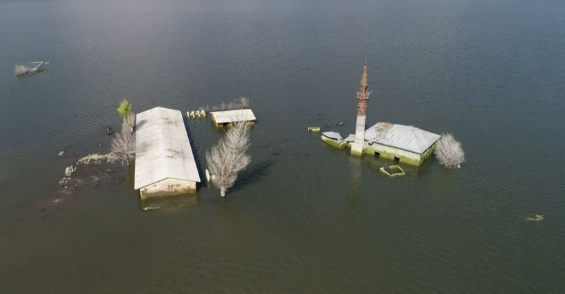 Kars’ta baraj gölü 5 metre çekildi ortaya çıkanlar için fotoğrafçılar akın etti - Resim: 3