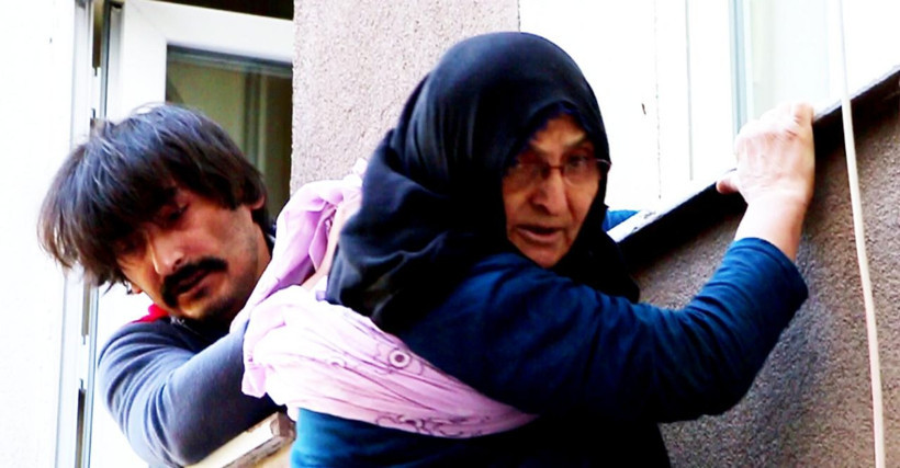 Erzurum'da 69 yaşındaki annesini pencereden atlarken yakaladı! Annesi yüzünden evlenemiyor - Resim: 3