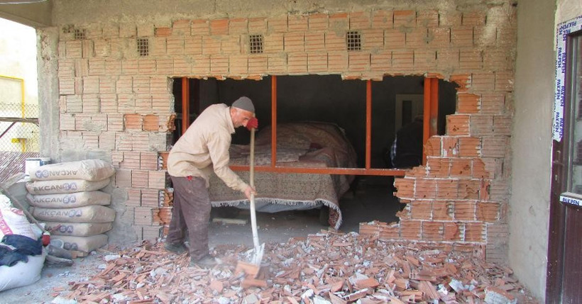 Binaya 'hapsettiği' otomobilini 37 yıl sonra çıkardı - Resim: 1
