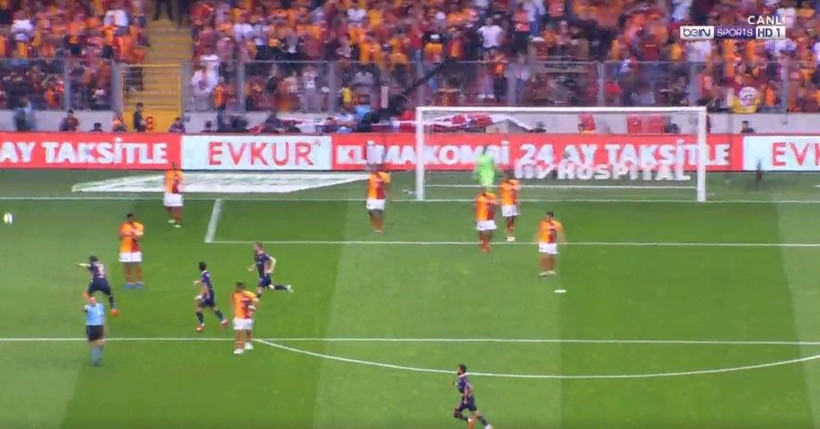 Galatasaray Başakşehir maçında saha karıştı - Resim: 3