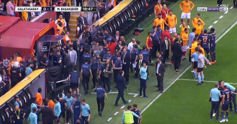 Galatasaray Başakşehir maçında saha karıştı - Resim: 2