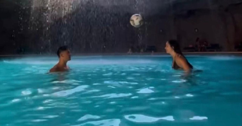 Ünlü futbolcu Arda Güler yetenekli sevgilisi ile havuz topu oynadı! - Resim: 3