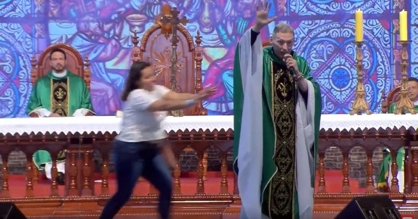 Şişmanlar cennete gidemez diyen rahibi şişman bir kadın rezil etti - Resim: 1