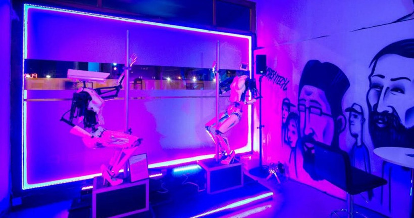 Elektronikleri Şovuna striptizci robot! - Resim: 3