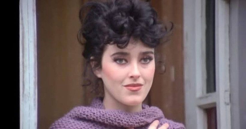 Yaprak Özdemiroğlu güzelliğiyle yıllara meydan okuyor son hali mest etti! - Resim: 1