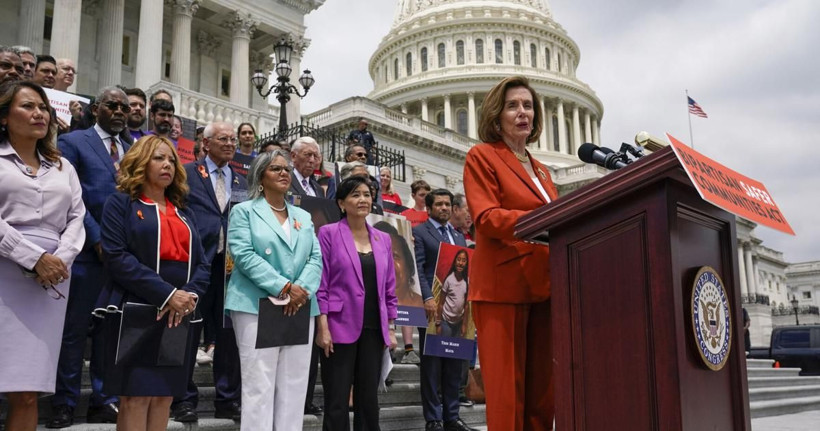 ABD milletvekili sokak protestosunda koluna kelepçe takılarak gözaltına alındı! - Resim: 1