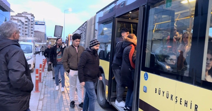 Şiddetli lodos 3 katlı binanın çatısını uçurdu! Metro seferleri iptal oldu - Resim: 3