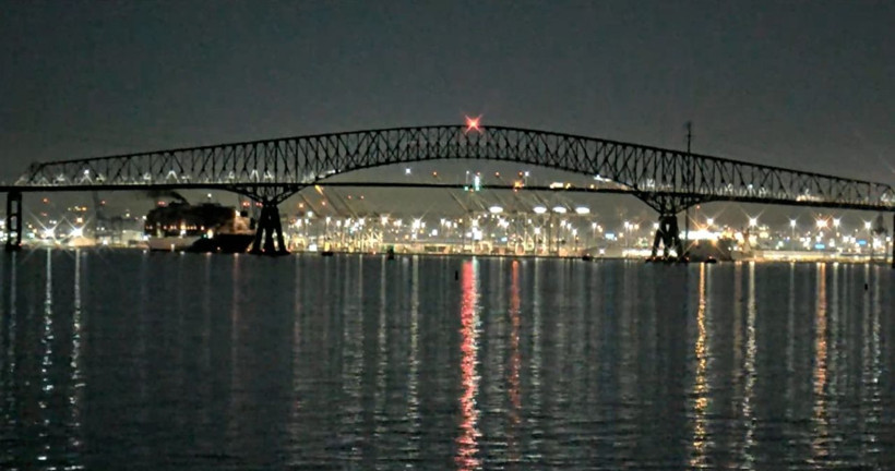 ABD'de facia! Kargo gemisi köprüyü yıktı, araçlar suya düştü - Resim: 2