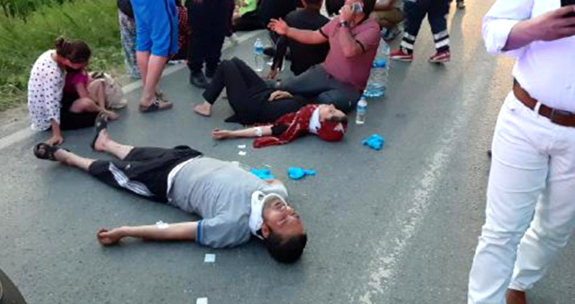 Piknikten dönen işçileri taşıyan midibüs devrildi! 12'si ağır 20 yaralı - Resim: 2