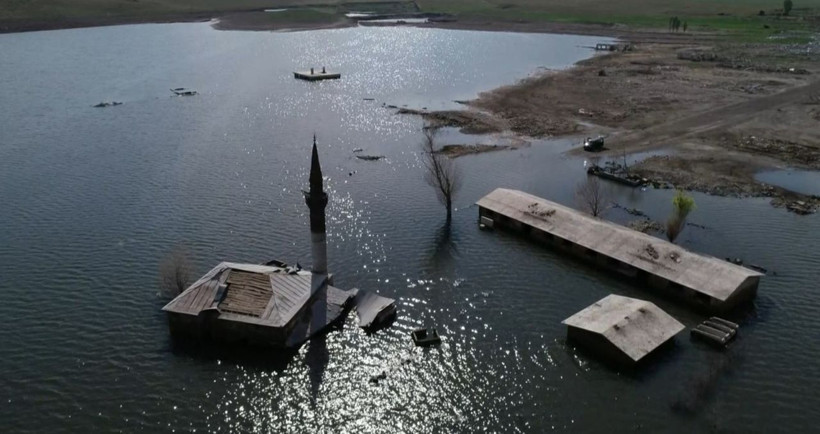 Kars’ta baraj gölü 5 metre çekildi ortaya çıkanlar için fotoğrafçılar akın etti - Resim: 1