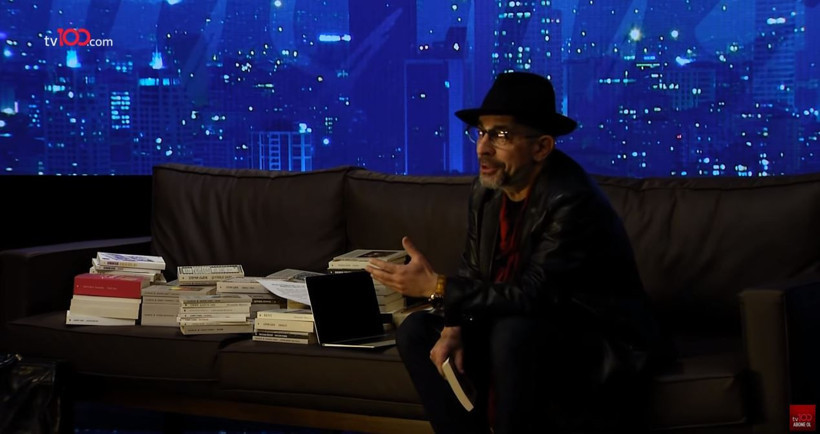 TV100 Uykusuzlar Kulübü'nde Okan Bayülgen kitap okudu! Sosyal medya sallandı - Resim: 1