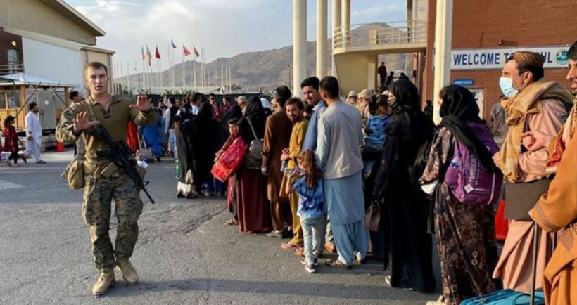 Uçaktan düşen Afganlarla dalga geçen tişört bastılar! 'Taliban' kombini - Resim: 1