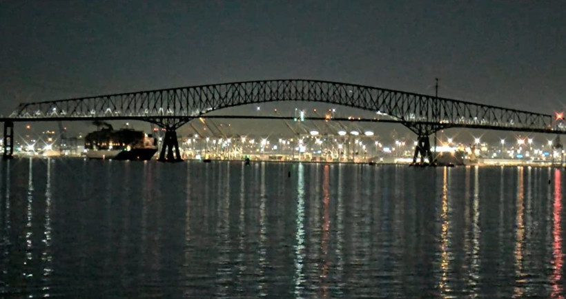ABD'de facia! Kargo gemisi köprüyü yıktı, araçlar suya düştü - Resim: 1