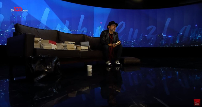 TV100 Uykusuzlar Kulübü'nde Okan Bayülgen kitap okudu! Sosyal medya sallandı - Resim: 3